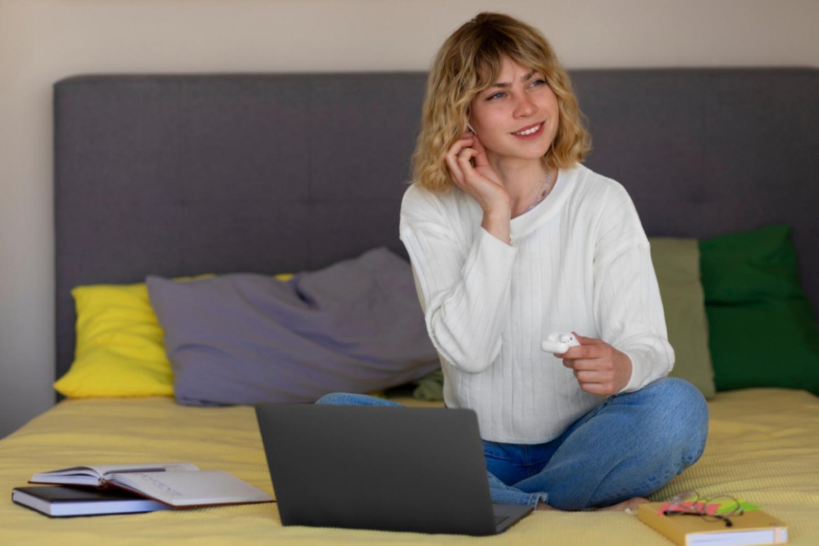 Équipe travaillant sur documents financiers